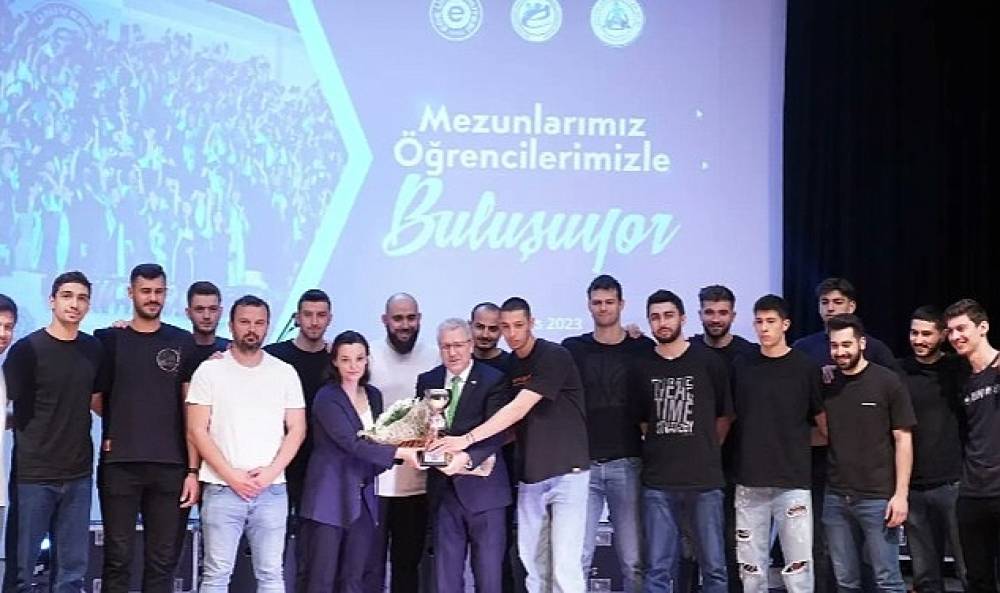 EÜ Erkek Voleybol Takımı Türkiye şampiyonu!