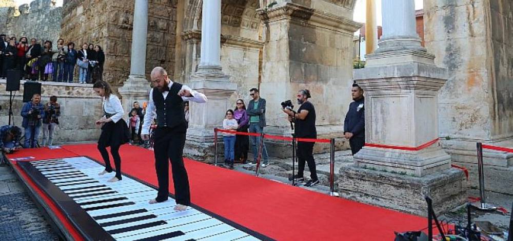 İlk kez Türkiye'ye gelen Il Grande Piano, Antalya'da müzikseverlerle buluştu