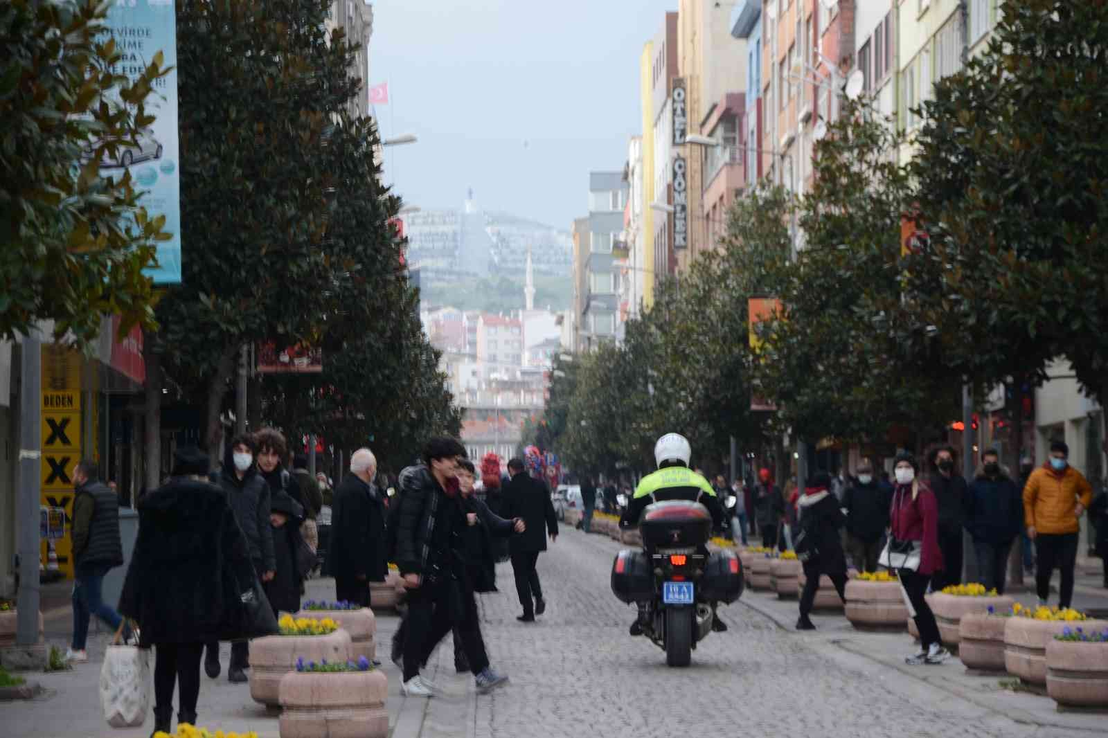 Balıkesır’ın simgesi milli kuvvetler caddesi yılbaşı nedeniyle trafiğe kapandı